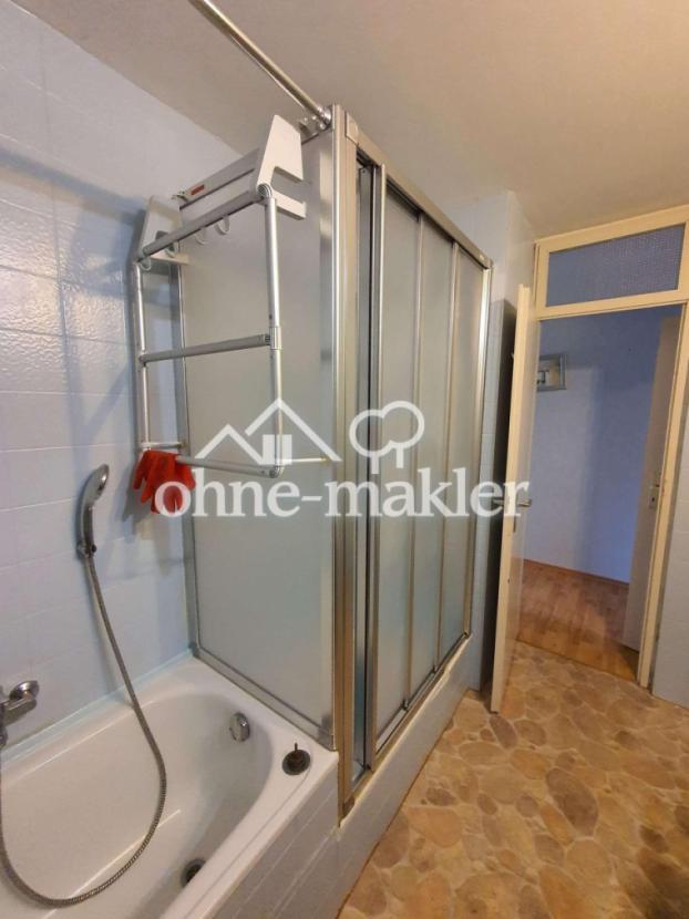 Badewanne mit Duschkabine