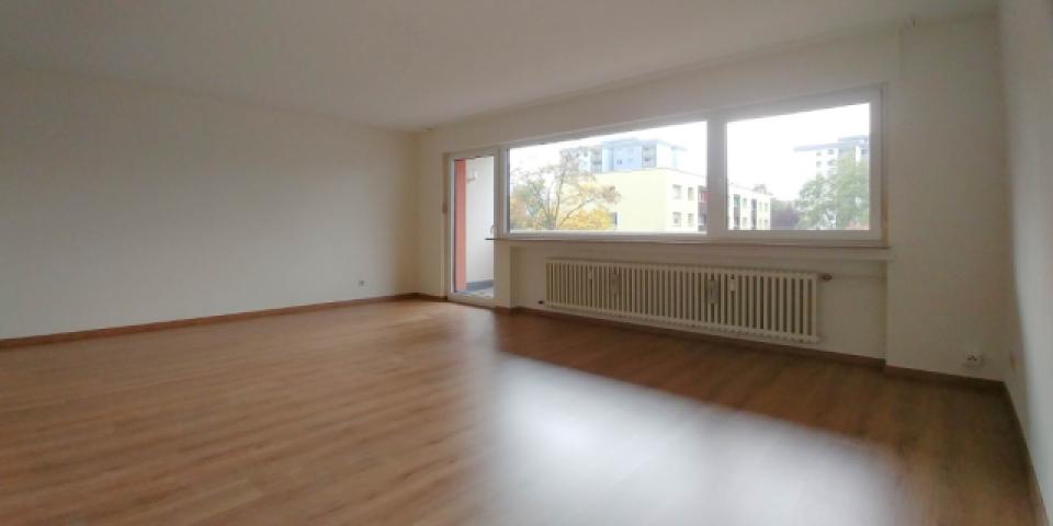Über 30 m² großes Wohnzimmer mit Zugang zum Westbalkon