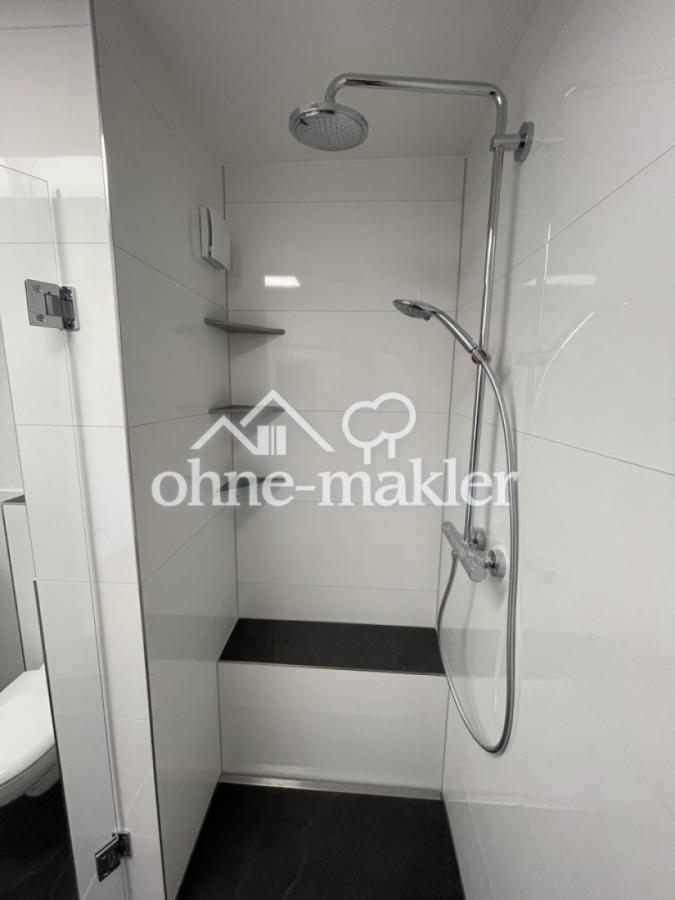Dusche mit Sitzbank und Ablage