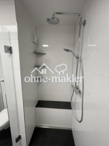 Dusche mit Sitzbank und Ablage
