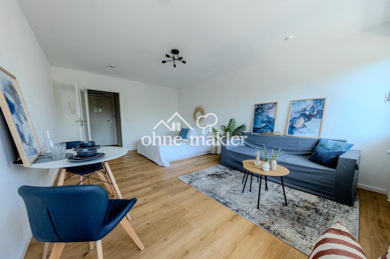 Wohn- und Essbereich mit Bett