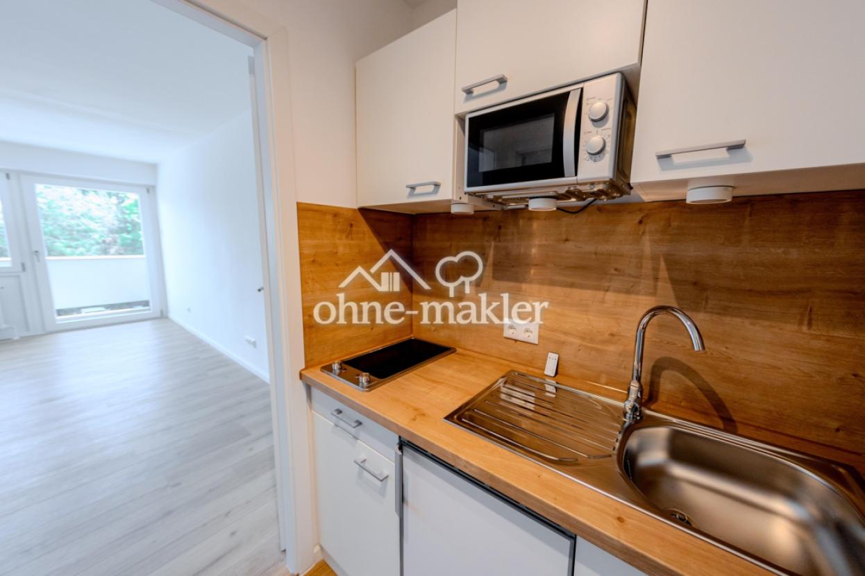 Küche mit Blick ins Wohnzimmer