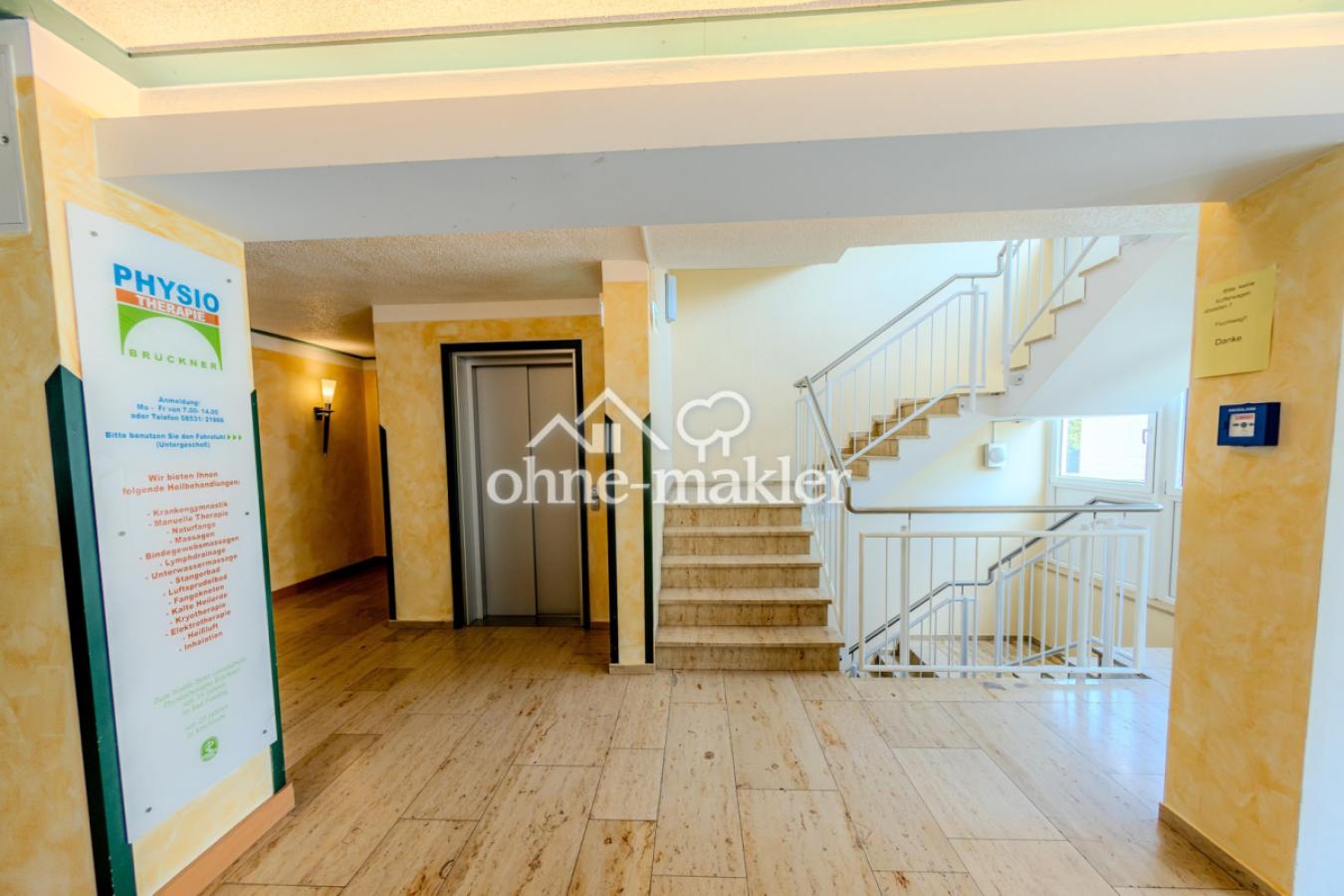 Innen - Gebäude mit Aufzug