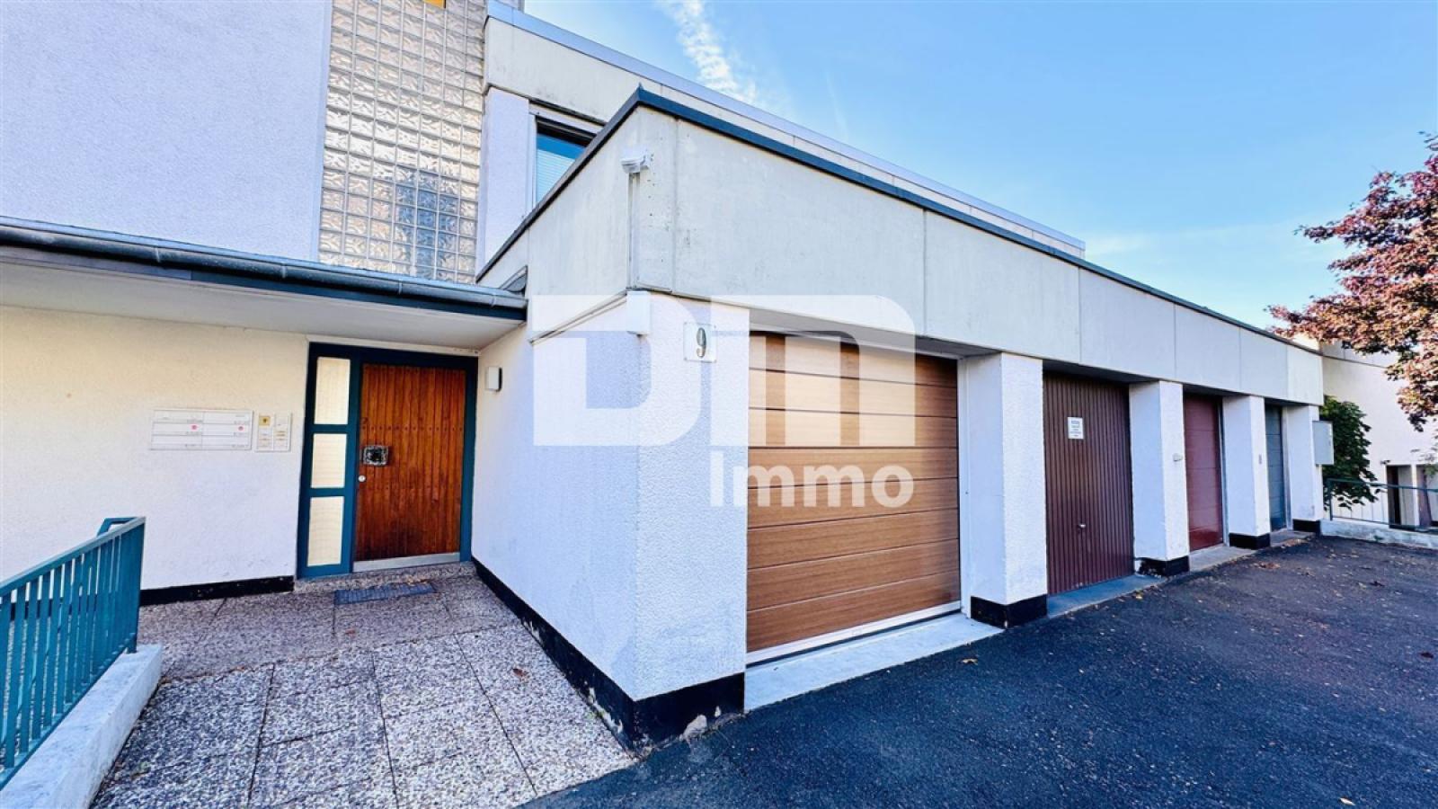 TitelHaupteingang oben Wohnung / Zufahrt Garage