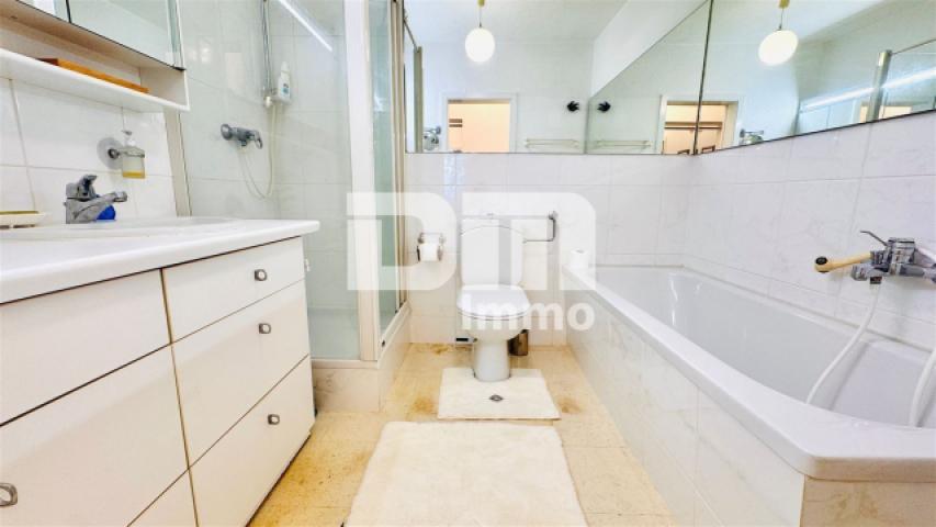 Badezimmer / Badewanne + Dusche