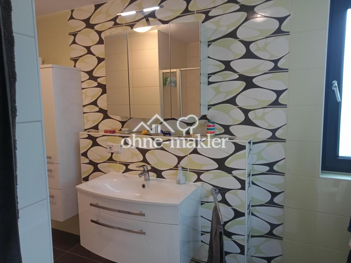 Badezimmer mit Dusche und Bad 