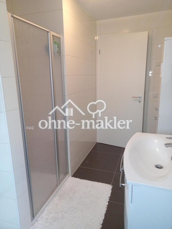 Badezimmer mit Dusche und Bad 