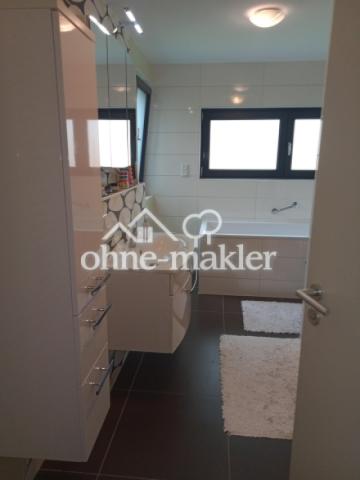 Badezimmer mit Dusche und Bad 