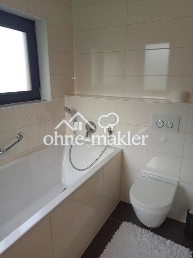 Badezimmer mit Dusche und Bad 