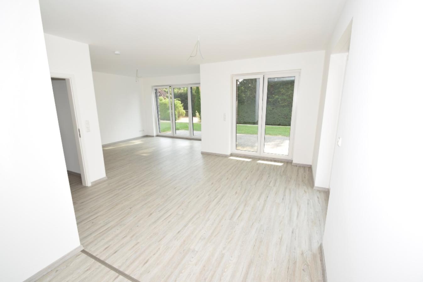 Großes Wohnzimmer mit vielen Stellmöglichkeiten für Ihre Möbel