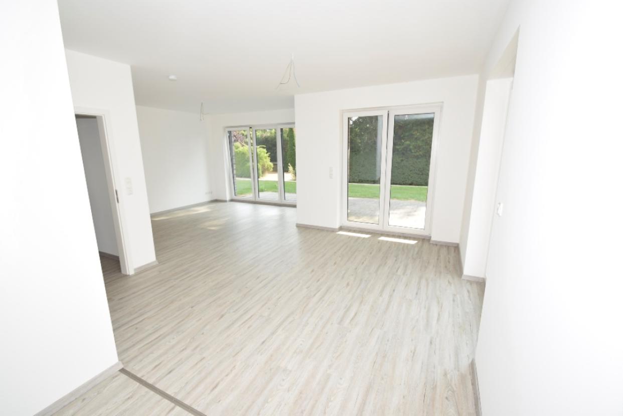 Großes Wohnzimmer mit vielen Stellmöglichkeiten für Ihre Möbel