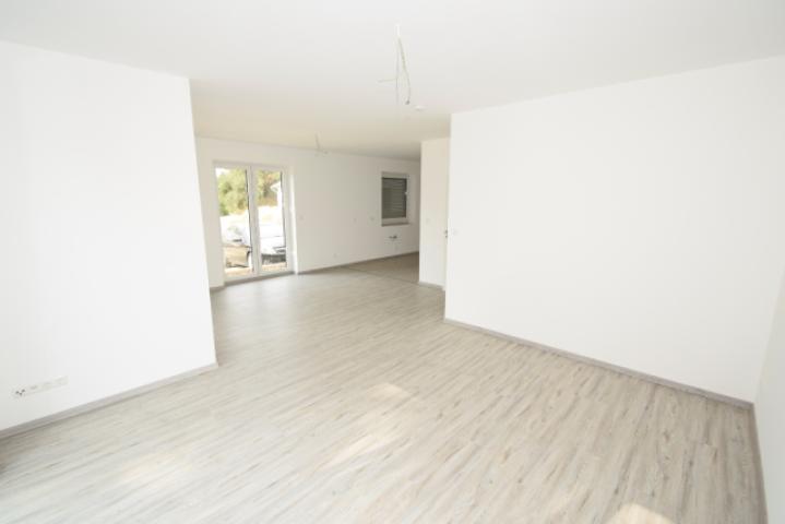 Das Wohnzimmer ist durch die großen Fensterelemente schön hell