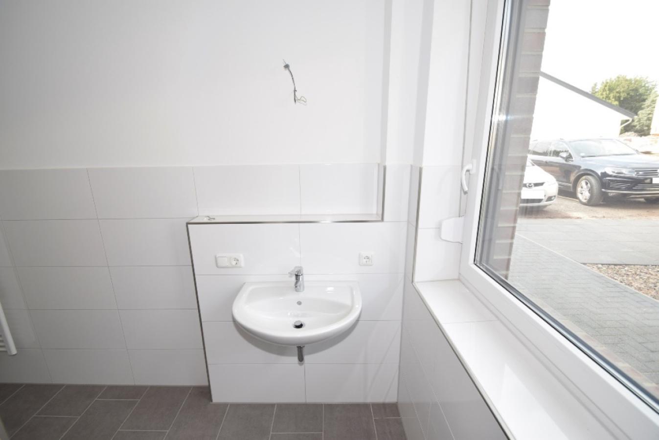 Waschbecken und kleine Ablagefläche