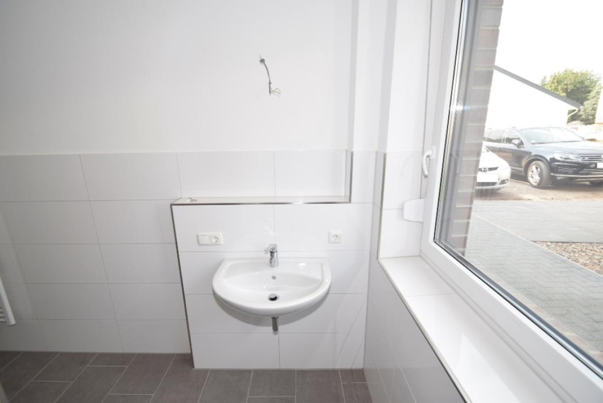 Waschbecken und kleine Ablagefläche