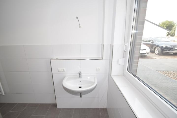 Waschbecken und kleine Ablagefläche