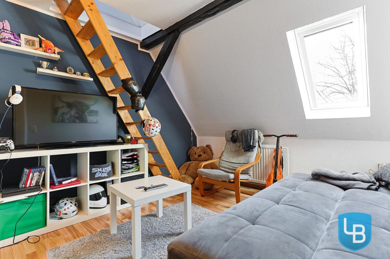 Kinderzimmer mit Zugang zum Spitzboden