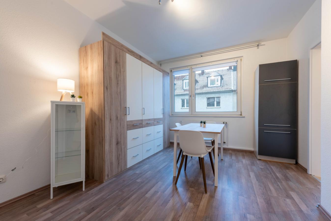 Ansicht separierter Ess- und Arbeitsbereich 