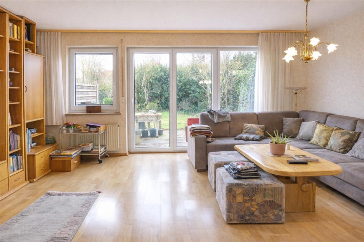 Gemütliches Wohnzimmer mit Gartenblick