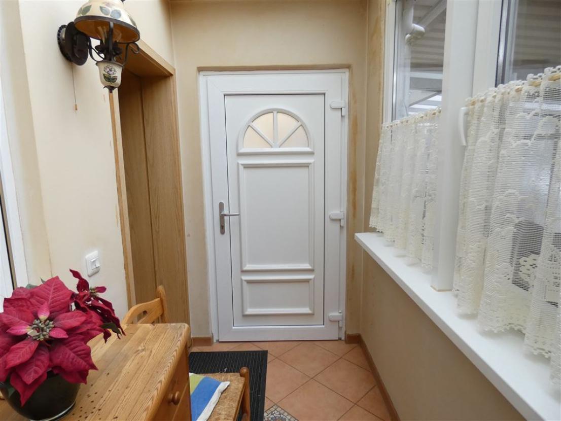 Überdachter, gemauerter Eingangsbereich