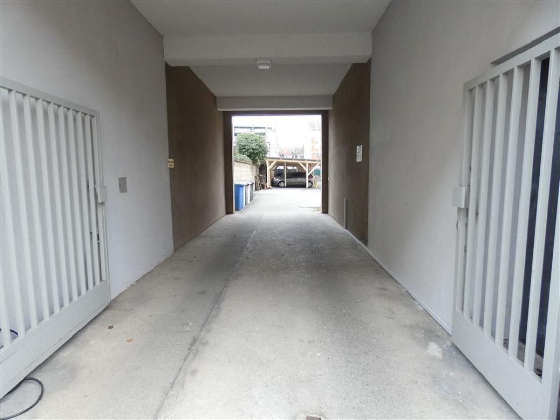 Einfahrt mit elektrischem Tor