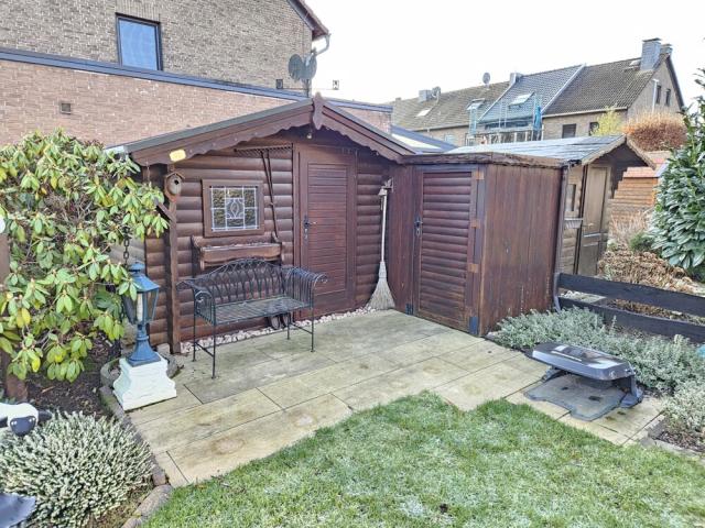 Holzgartenhaus u. Schuppen