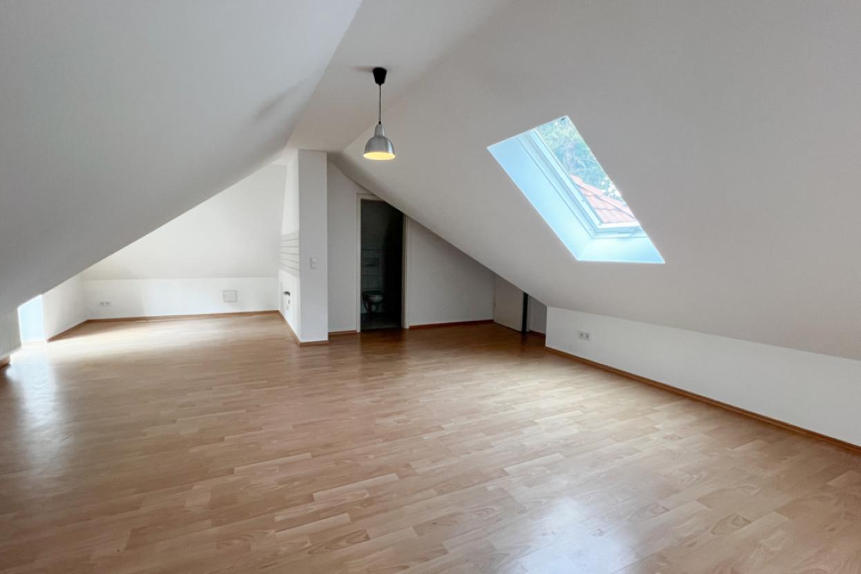 Blick zur Küche, Bad und Lagerraum