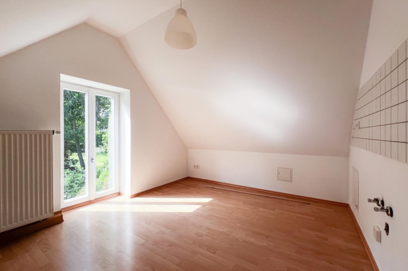 Küche mit bodentiefen Fenstern