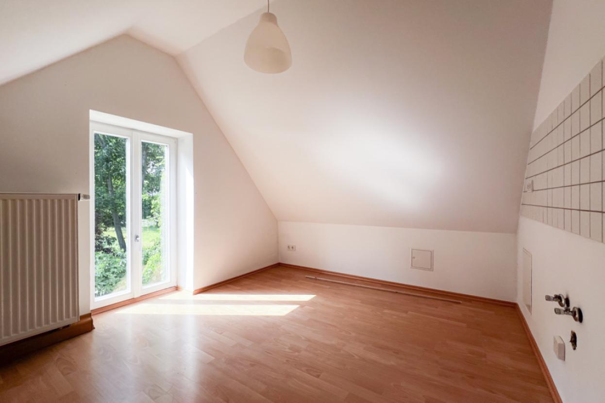 Küche mit bodentiefen Fenstern