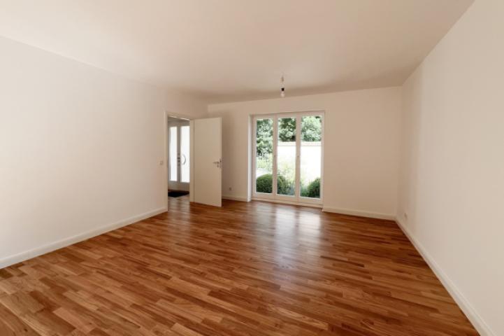 Wohnzimmerfenster zum Vorgarten