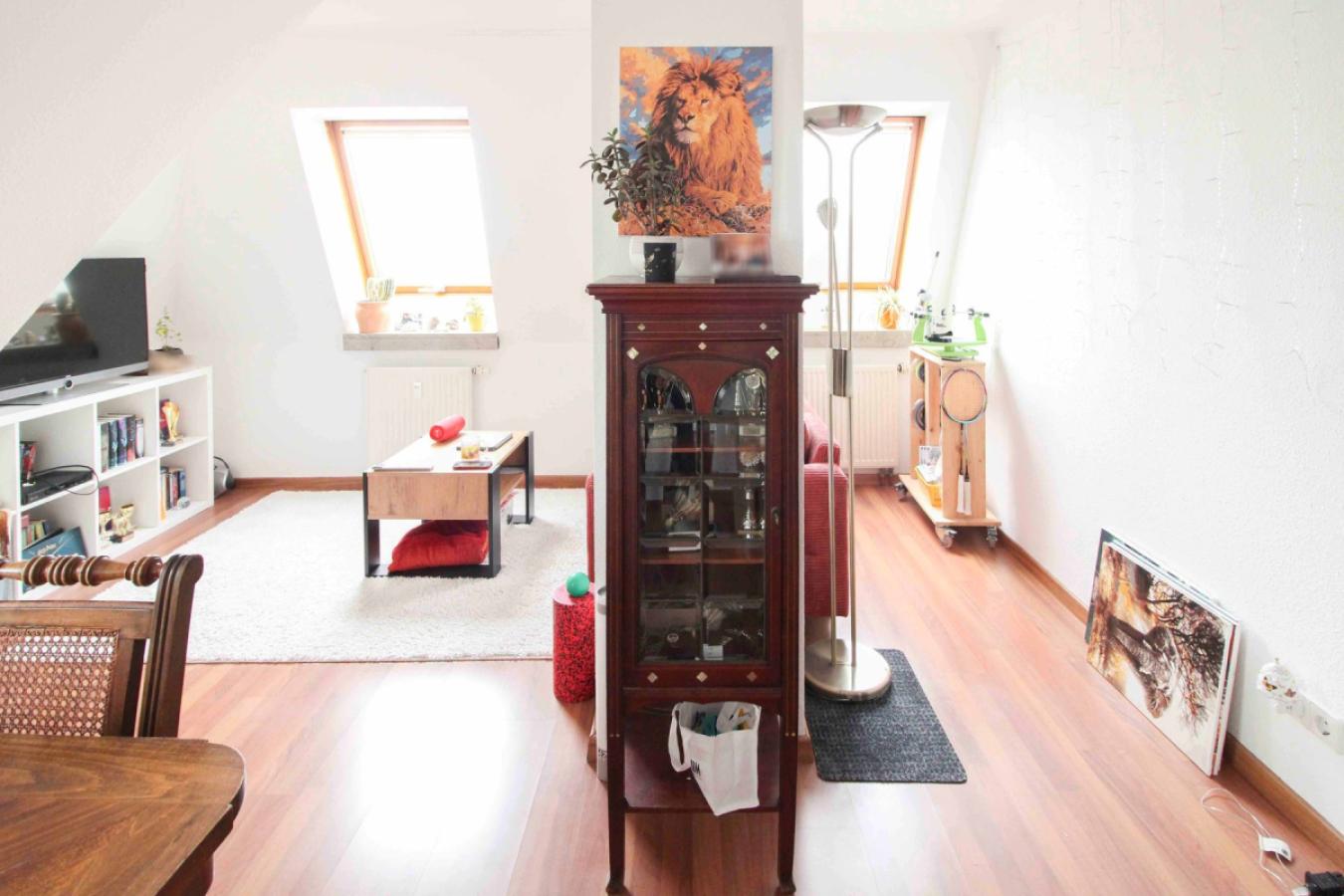 Wohnzimmer mit Blick zum Fenster