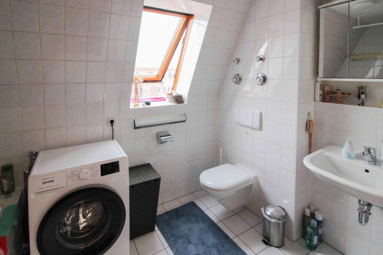 Badezimmer mit Fenster und Wanne