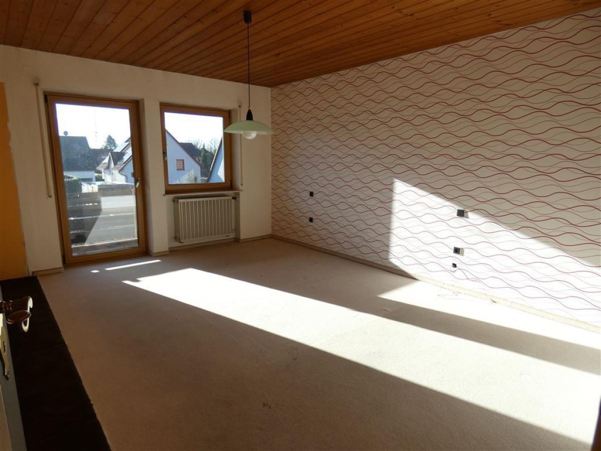 Wohnzimmer mit Balkonaustritt