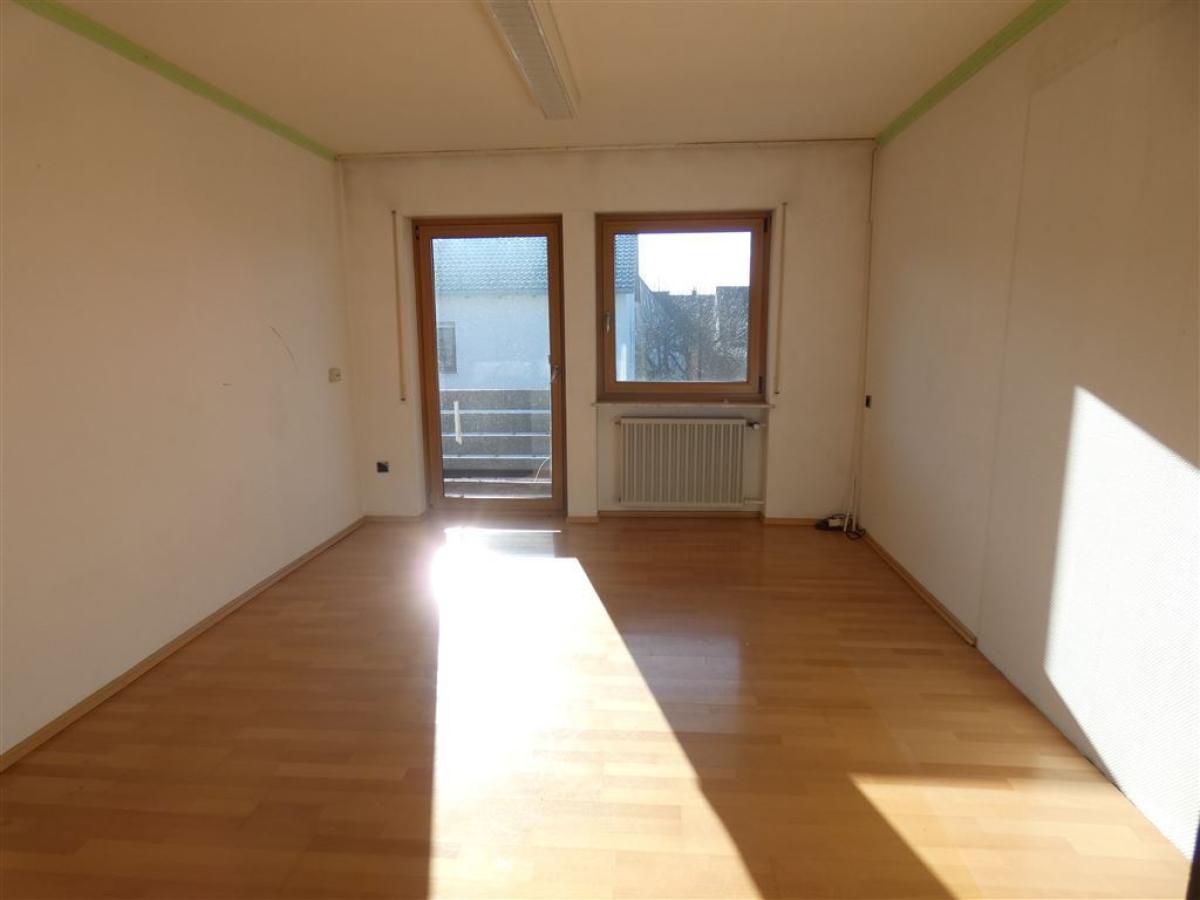 Schlafzimmer mit Balkonaustritt