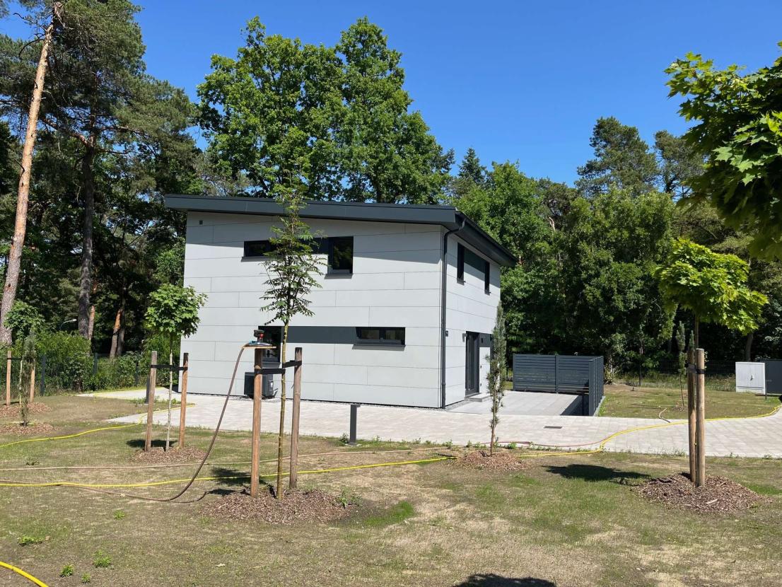 Seitenansicht mit Stellplätzen vom Hof