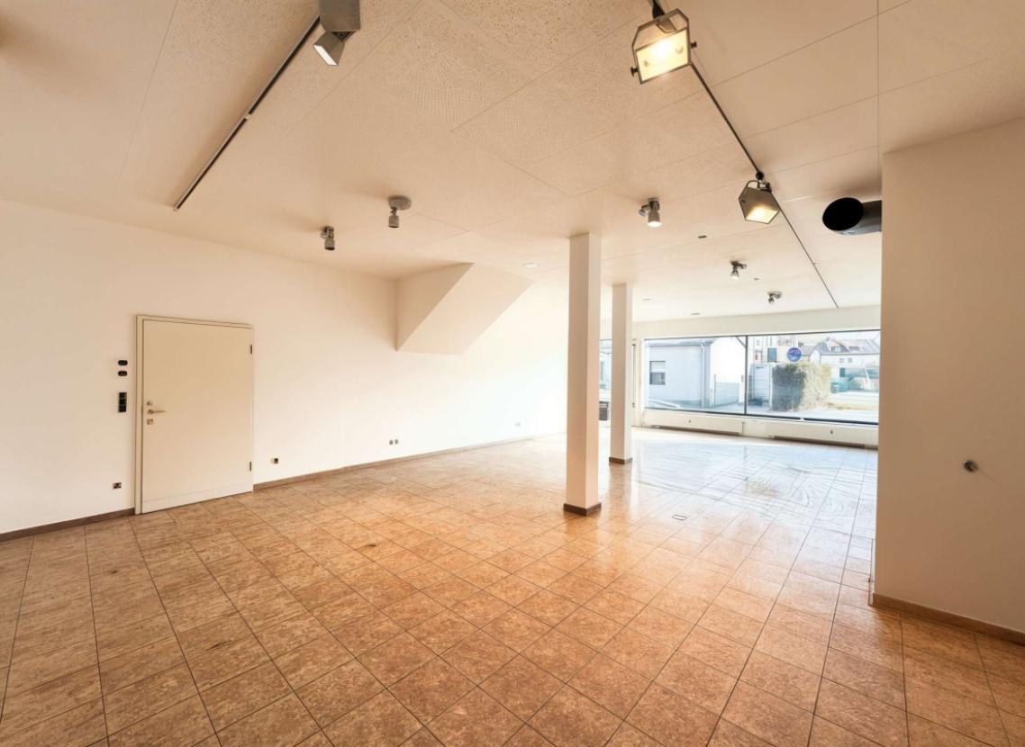 Gewerbe Hauptraum  - (KI generiert, heller gestaltet)