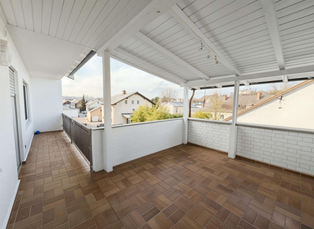 Überdachter Balkon 2. OG - (KI generiert)