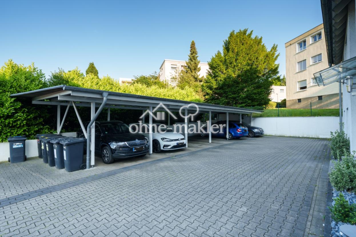 Hof mit Carports