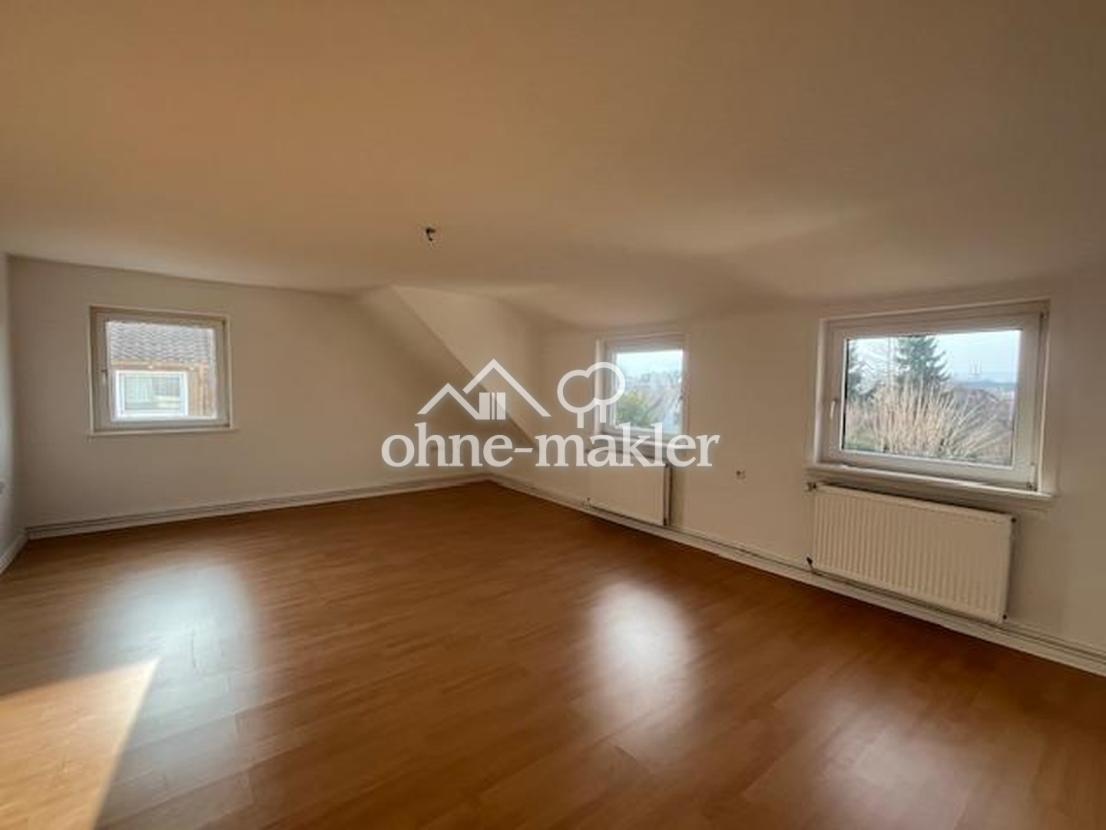 Wohnzimmer mit Fensterfronten