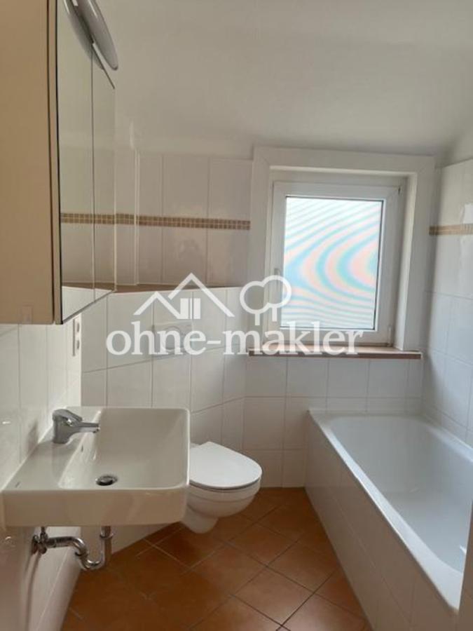 Bad mit Wanne und Fenster 