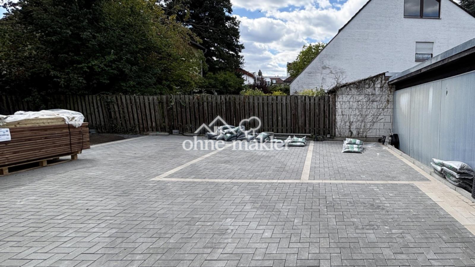 Hinterhof mit Stellplätzen