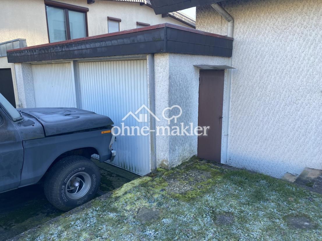 Garage + 2 Stellplätzen davor