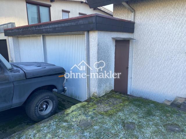 Garage + 2 Stellplätzen davor