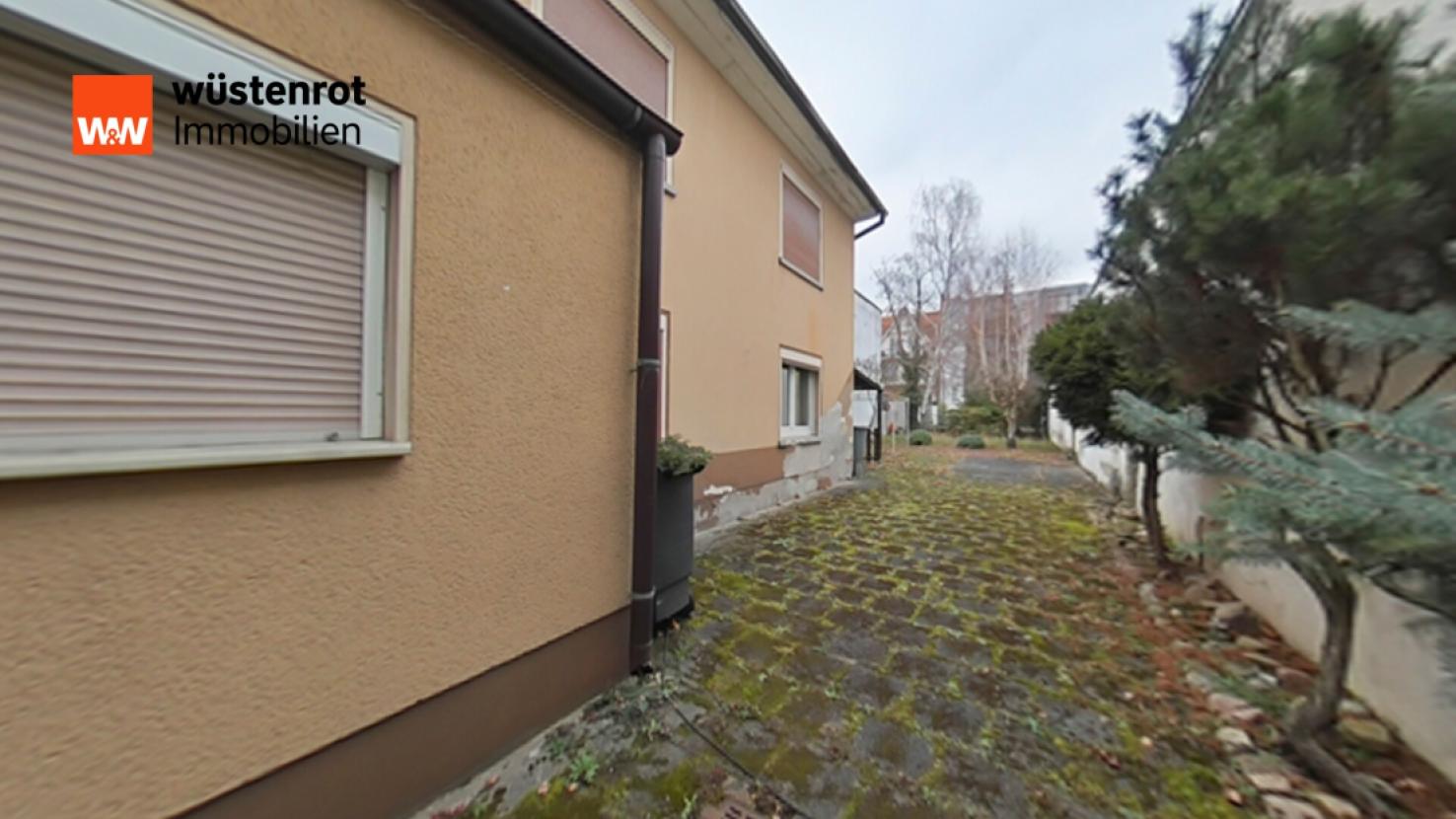 Hof mit Stellplätze