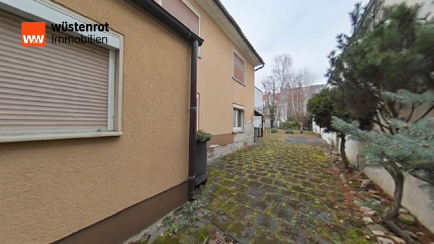 Hof mit Stellplätze