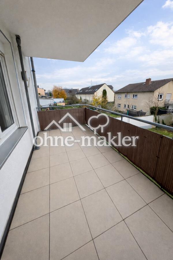 Bad, mit Badewanne und Dusche