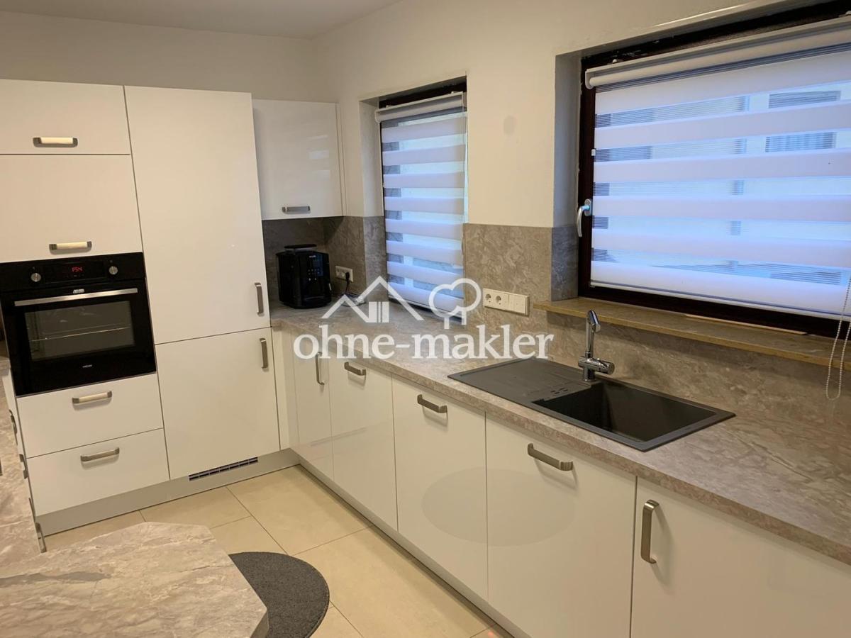 große Küche mit Stehtisch 