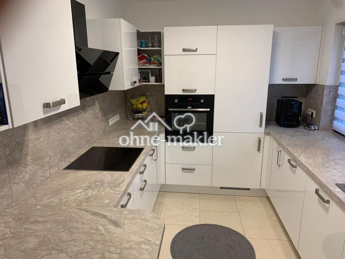 große Küche mit Stehtisch 