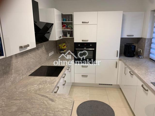 große Küche mit Stehtisch 