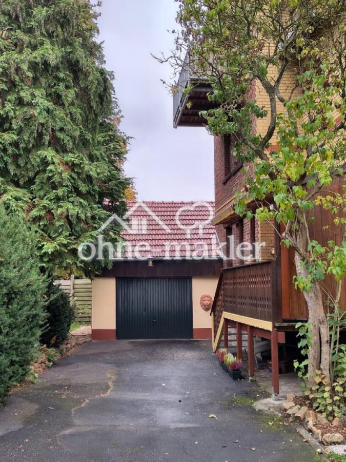 linke Hausseite mit Garage