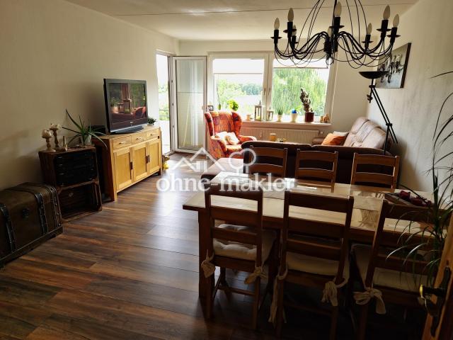 Wohnzimmer mit Blick ins Grüne